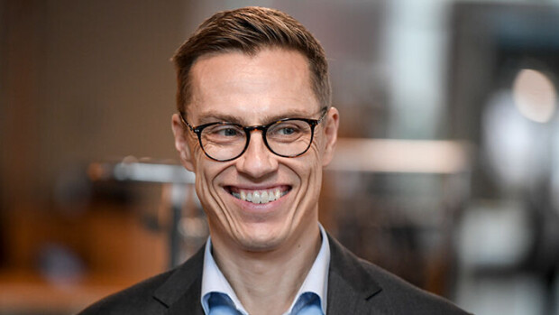 Tästä hymystä ei voi erehtyä! Alexander Stubbin aikuiseksi kasvanut poika virnistää isänsä vierellä - kuin kaksi marjaa Alexander Stubb