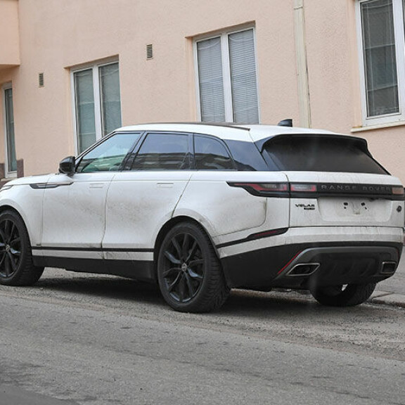 Williamin autosta puuttui yhä maanantaina rekisterikilpi. William auto