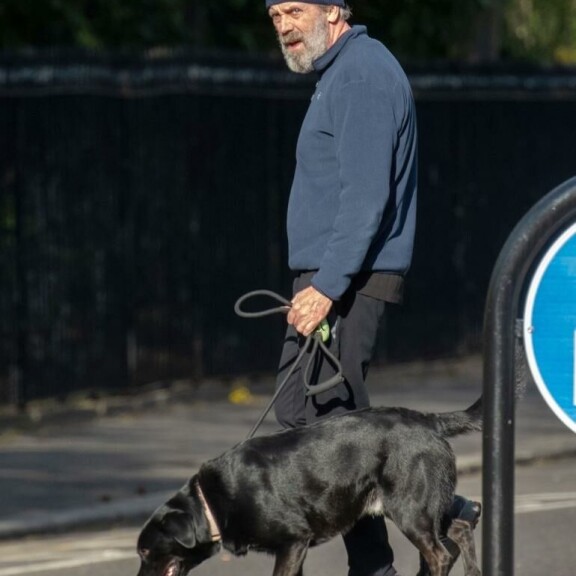 Hugh Laurie ulkoilutti koiraansa Lontoossa perjantaina. Hugh Laurie