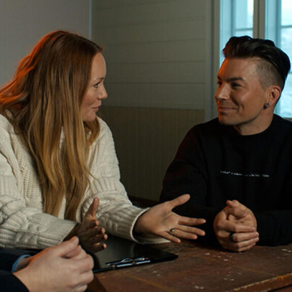 Sukuni salat -ohjelman juontaja Marja Hintikka auttoi Antti Tuiskun taustojen selvittämisessä. Antti Tuisku