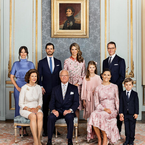 Ruotsin hovi julkaisi vastikään tuoreet perhepotretit. Ruotsin hallitsijapari Kaarle Kustaa ja Silvia, kruununprinsessapari Victoria ja Daniel, prinsessa Estelle ja prinssi Oscar, prinsipari Carl Philip ja Sofia sekä prinsessa Madeleine