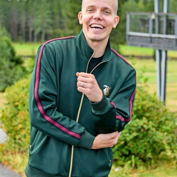 Viikon Kääk-juorut: Jan Andersson kruisaili kieli keskellä suuta – uutisankkurin kulkupeli herätti huomiota Elastinen