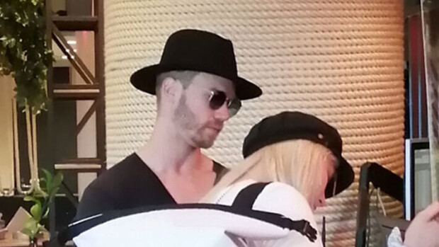 Synnytystarina hirvittää! LIS-Jenni ja BB-Eetu saivat vauvan dramaattisten vaiheiden jälkeen: 'Oli jo lähellä, että sinulle kävisi huonosti' Love island Jenni ja Epi Karhunen