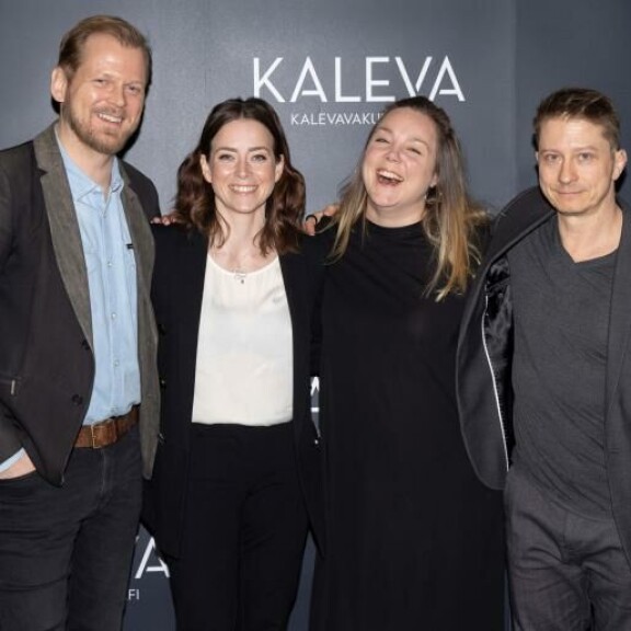 Häät ennen hautajaisia -elokuvaa tähdittävät Antti Luusuaniemi, Iina Kuustonen ja Pihla Penttinen. Kari Ketonen ohjaa. Antti Luusuaniemi, Iina Kuustonen, Pihla Penttala, Kari Ketonen