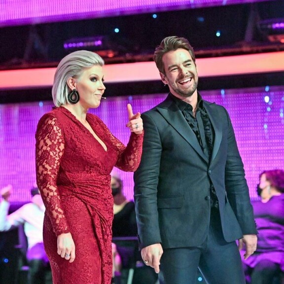 Vaaleaverikkö on juontanut Tanssii tähtien kanssa -ohjelmaa Mikko Leppilammen parina jo yli kymmenen vuotta. Vaaleaverikkö on juontanut Tanssii tähtien kanssa -ohjelmaa Mikko Leppilammen parina jo yli kymmenen vuotta.