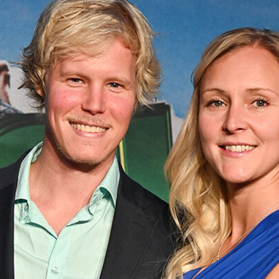 Helmeri ja Anu saapuivat näyttävinä punaiselle matolle. anu ja helmeri