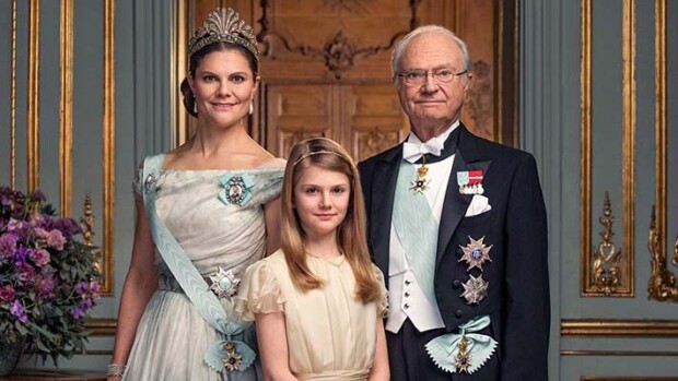 Prinsessa Estelle, 10, varasti huomion iltapuvussa - Ruotsin kuningasperhe harvinaisessa potretissa kruununprinsessa Victoria, prinsessa Estelle, kuningas Kaarle Kustaa