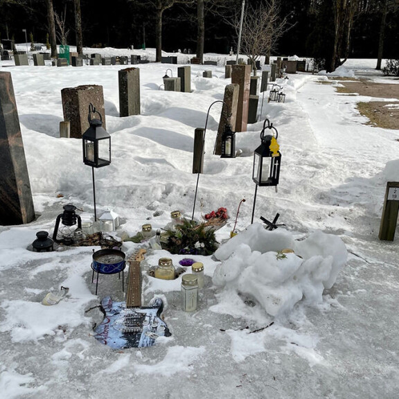 Kitaristilegendan haudalle ei ole ilmestynyt vieläkään asianmukaista hautakiveä. Hauta