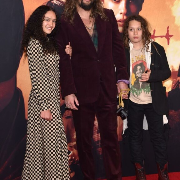 Jason nähtiin uuden Batman-elokuvan New Yorkin ensi-illassa viikko sitten lastensa Lolan ja Nakota-Wolfin kanssa. Elokuvaa tähdittää Kissanaisen roolissa Lisan ja ex-mies Lenny Kravitzin tytär, Zoë Kravitz. Jason Momoa
