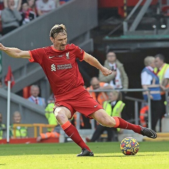 Sami Hyypiä pääsi pitkästä aikaa Liverpoolin futisnurmelle, kun kaupungin legendat kohtasivat Barcelonan joukkueen. Sami Hyypiä pääsi pitkästä aikaa Liverpoolin futisnurmelle, kun kaupungin legendat kohtasivat Barcelonan joukkueen.