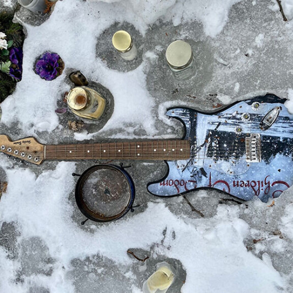 Kitara on tiukasti jäätyneenä routaiseen maahan. Kitara