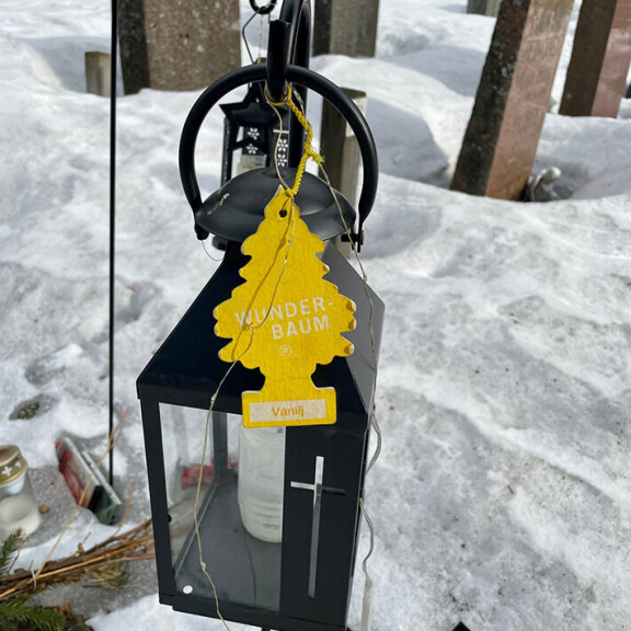 Laihon haudalle asetettu autohajuste tuoksuu vaniljalta. Wunderbaum