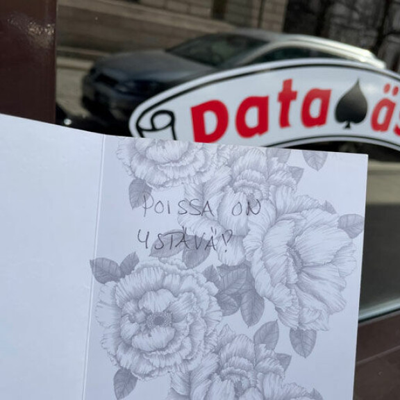Pataässän eteen oli tiistaina tuotu hautakynttilä ja kortti. Pataässän eteen oli tuotu hautakynttilä ja kortti.