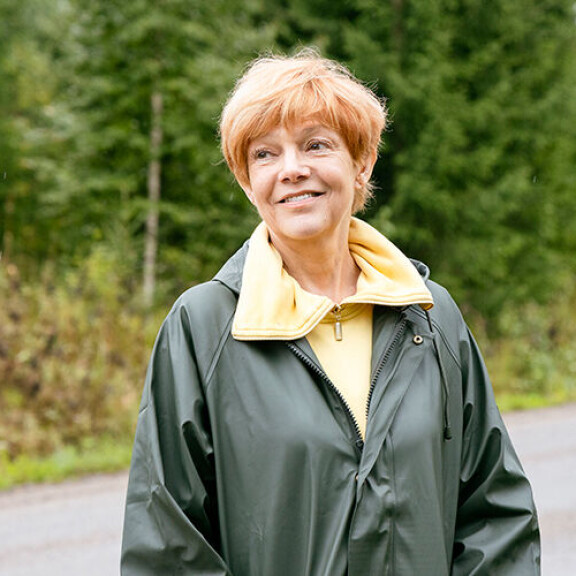 Raija saapastelee farmille hymyssä suin. Raija saapastelee farmille hymyssä suin.