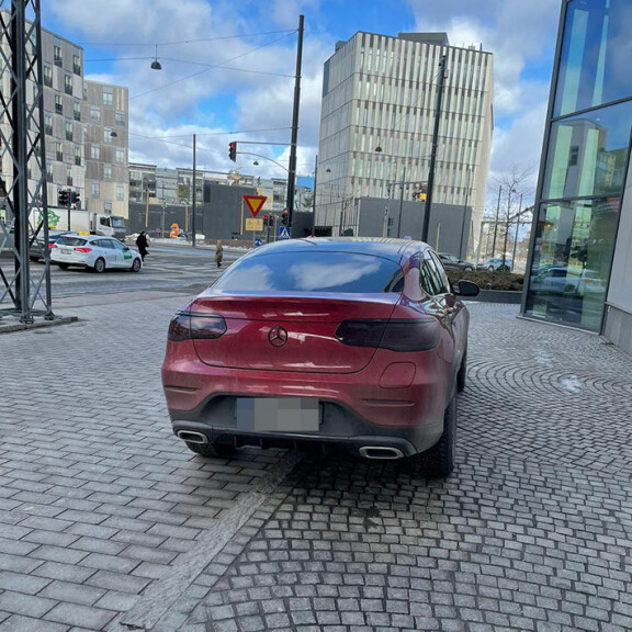 Nyt nousi peppu penkistä aivan väärässä paikassa! Fitnessmalli Erna Huskon törkyparkki ärsyttää Helsingissä - kuva! Erna Huskon auto