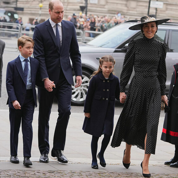 Catherine oli valinnut tilaisuuteen surutilaisuutta piristävän pallokuosin. Perheen kuopus, prinssi Louis oli jätetty kotiin lastenhoitajan hoiviin. Cambridgen herttuapari William ja Catherine sekä prinssi George ja prinsessa Charlotte
