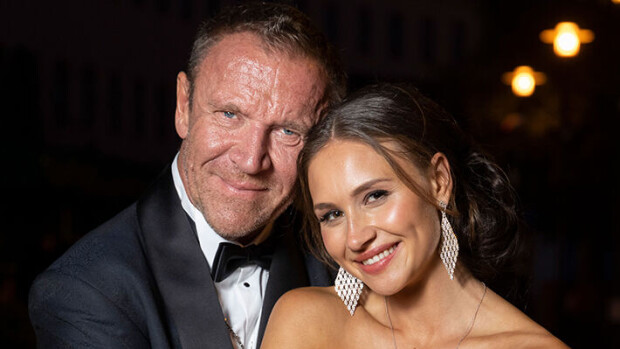 Renny Harlinilta yllättävä paljastus pariskunnan illoista: 'Aina kun hiljennymme illalla...' Renny ja Johanna