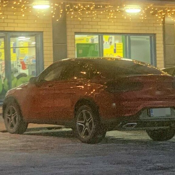 Nyt nousi peppu penkistä aivan väärässä paikassa! Fitnessmalli Erna Huskon törkyparkki ärsyttää Helsingissä - kuva! Erna Huskon auto