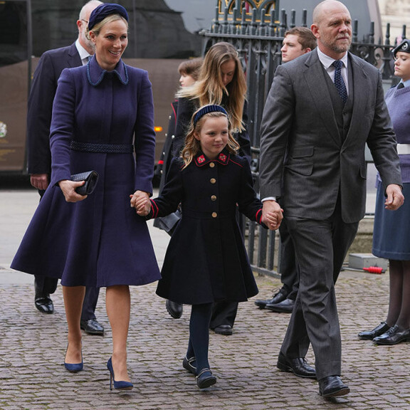 Mian sisarukset Lena ja Lucas ovat liian pieniä osallistumaan muistotilaisuuteen. Zara, Mike ja Mia Tindall