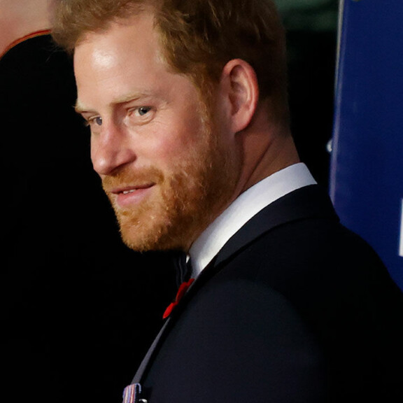 Harryn poissaolo isoisänsä muistotilaisuudesta on herättänyt närää. Etenkin sen vuoksi, että pian tilaisuuden jälkeen prinssi matkustaa Hollantiin. Prinssi Harry