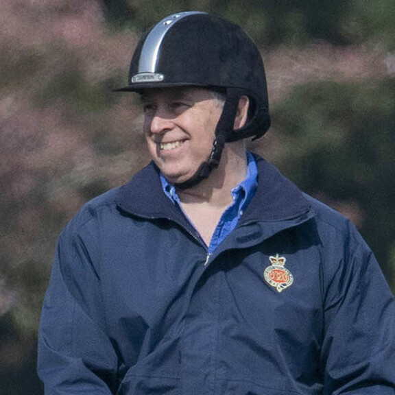 Andrew ratsasti viime viikolla (25.3.) Windsorin tiluksissa hyväntuulisena. Prinssi Andrew