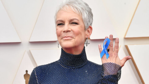 Hollywood-tähdet osoittavat tukensa - Oscar-gaalan punaisella matolla nähtiin kannanottoja Ukrainan väreissä Jamie Lee Curtis