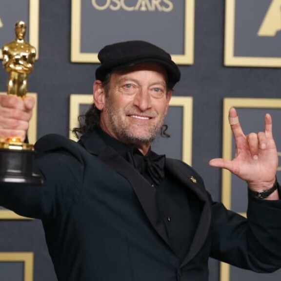 Kuurona syntynyt Troy Kotsur voitti parhaan miessivuosan Oscarin. Troy Kotsur