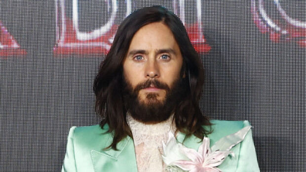 Jared Leto hämmentää kummallisilla asuvalinnoillaan: lehmäntaljoja ja pitsihirvityksiä - kuvat! Jared Leto