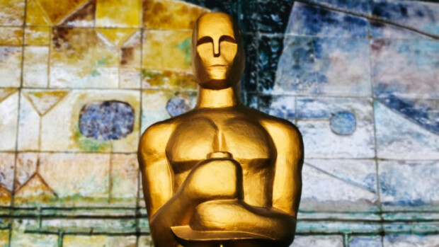 Vahva kannanotto: Oscar-gaalassa vietettiin hiljainen hetki Ukrainan puolesta Oscar-patsas