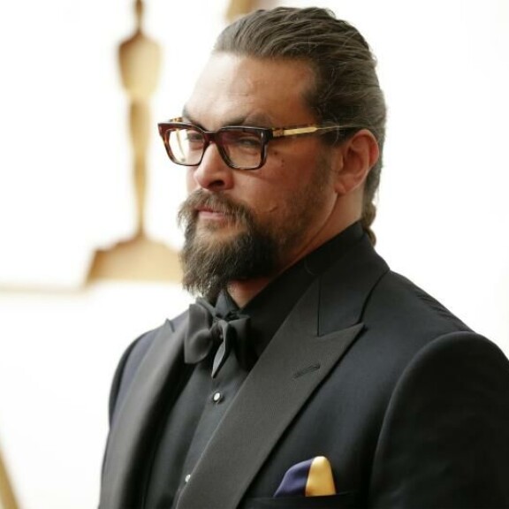 Game of Thrones- ja Aquaman -tähti Jason Momoan rintataskusta pilkisti sinikeltainen taskuliina. Jason Momoa