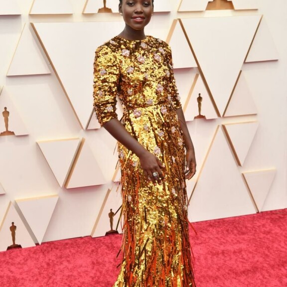 Lupita Nyong'o säihkyi kultaisena salamavalojen välkkeessä. Upea kampaus kruunasi häikäisevän tyylin. Lupita Nyong'o