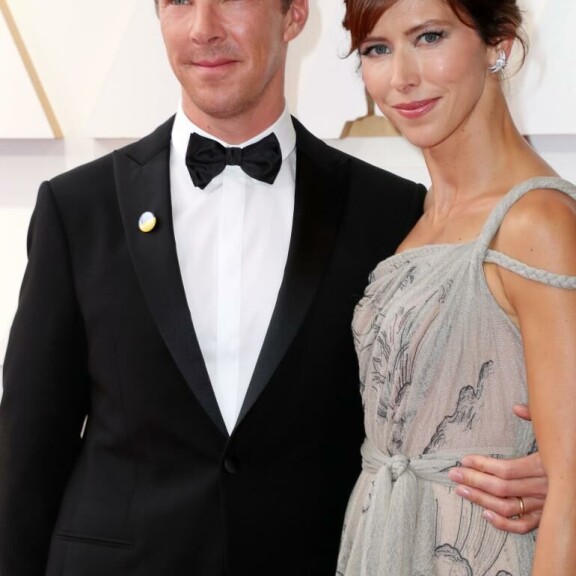 Benedict Cumberbatch on ehdolla roolistaan The Power of the Dog -elokuvassa. Hänen rintaansa koristi Ukrainaa tukeva pinssi. Benedict Cumberbatch
