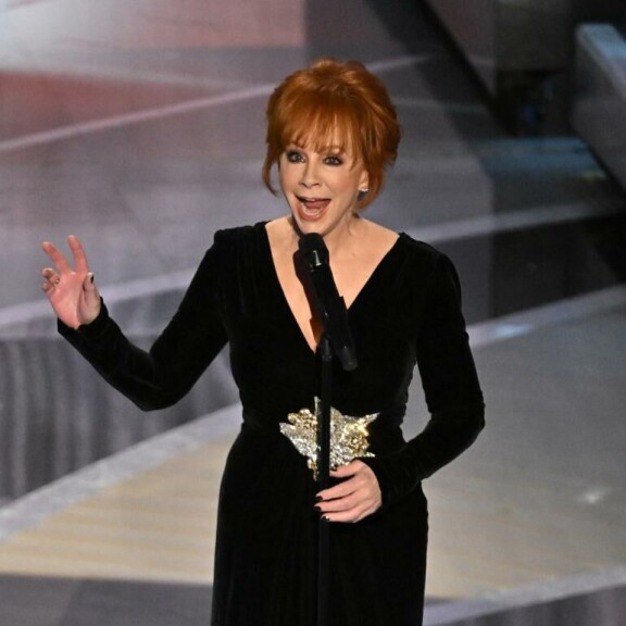Reba McEntire esitti koskettavan kappaleen. Reba McEntire