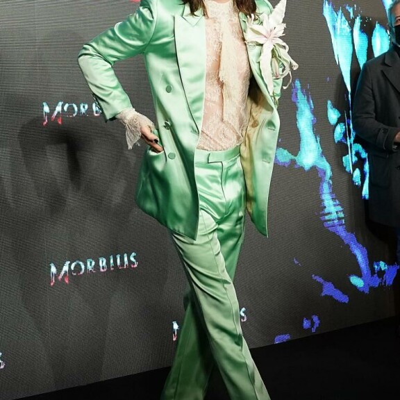 23.3. Madridissa Jared oli pukeutunut neonvihreään pukuun ja röyhelöiseen pitsipaitaan. Miehen rinnustaa koristi valtava kukkahärpäke ja jalkoihin tämä oli vetänyt keltaiset popot. Jared Leto