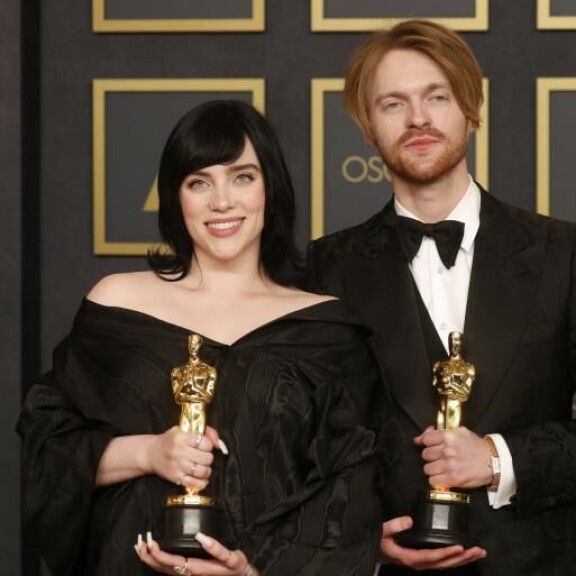 Sisarukset Billie ja Finneas voittivat Oscar-patsaat. Billie Eilish ja Finneas