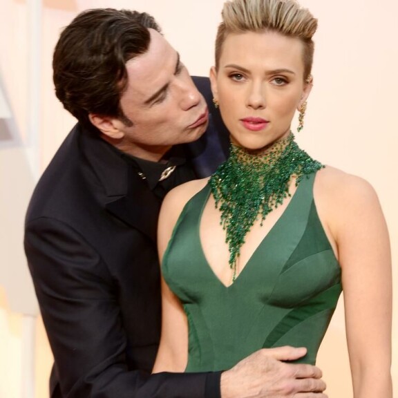 Scarlett ei ollut iloinen pusuttelusta. John Travolta ja Scarlett Johansson
