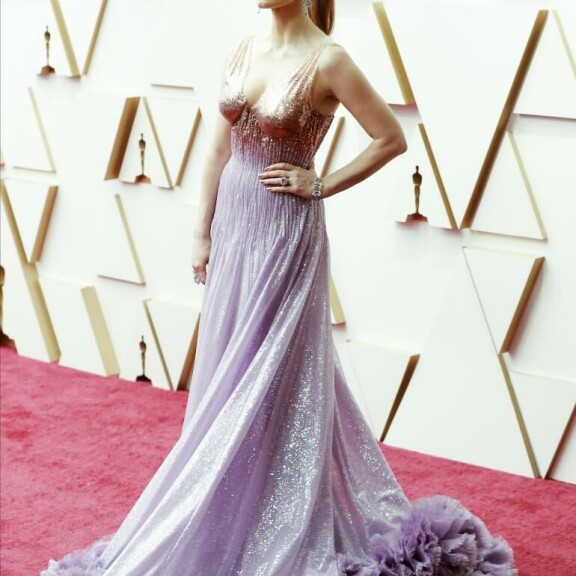 Parhaan naispääosan Oscarin voittaneen Jessica Chastainin violettina ja kultaisena hehkuva mekko laskeutui unenomaiseen röyhelöön. Jessica Chastain
