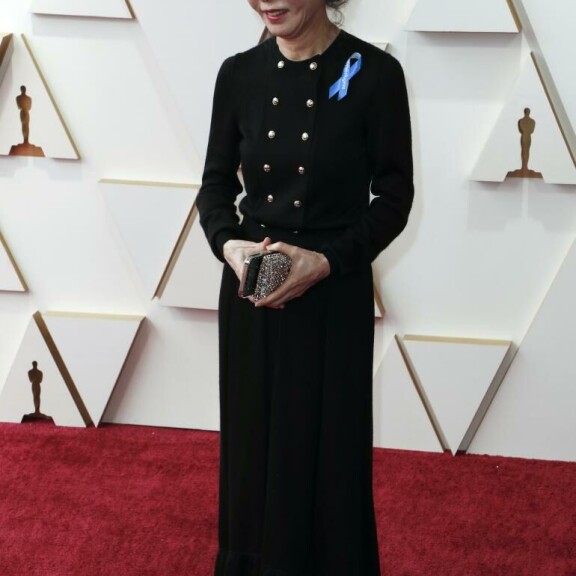 Yoon Yuh-jung voitti Oscarin elokuvasta Minari vuonna 2021. Hänenkin asuaan koristi sininen rusetti. Yoon Yeo-Jeong