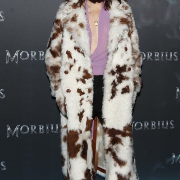 22.3. Pariisissa Jaredilla oli pörröinen, lehmäntaljaa muistuttava takki ja avara, pastellivioletti paita. Vegaaniruokavaliota noudattava Jared on usein nähty erikoisissa tekoturkiksissa. Jared Leto