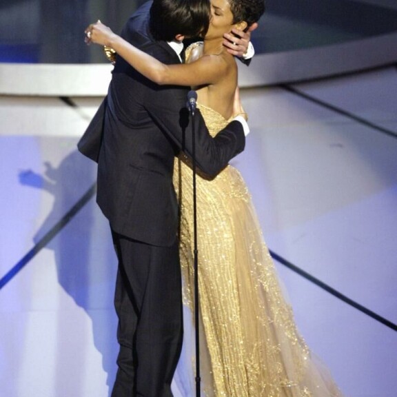 Angelina Jolien kuuma suudelma veljen kanssa, pääpalkinto annettiin väärälle elokuvalle - viisi pahinta Oscar-skandaalia Adrien Brody ja Halle Berry