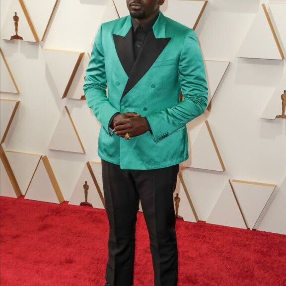 Daniel Kaluuya edusti supertyylikkäänä turkoosina hohtavassa takissa. Daniel Kaluuya