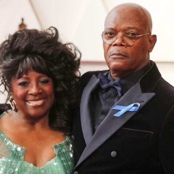 Legendaarinen Samuel L. Jackson edusti vakavana sininen rusetti takinkauluksessa. Samuel L Jackson