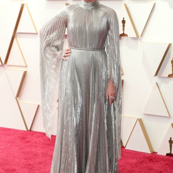 Brittitähti Olivia Colmanin hopeinen iltapuku laskeutui vesiputouksen lailla. Olivia Colman