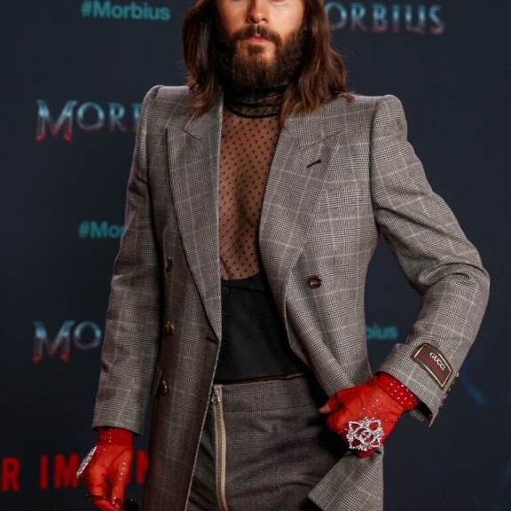 Berliinissä 21.3. Jaredilla oli hillitympi asu. Guccin harmaan puvun kaverina nähtiin räikeän punaiset bling bling -hanskat. Läpikuultava paita paljasti miehen sileän rinnan. Jared Leto