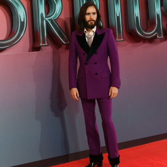 24.3. Lontoossa Jaredin asu oli yllättävän hillitty. Violettiin ja mustaan verhoutuneella Jaredilla oli kaulassaan säihkyvä timanttikravatti. Jared Leto