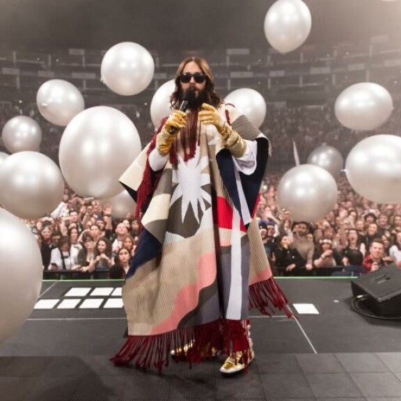 Myös Jaredin keikka-asut ovat olleet omaperäisiä. Kuvan erikoinen peitto nähtiin laulajan yllä O2-areenalla Lontoossa vuonna 2018. Jared Leto