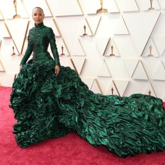 Jada Pinkett Smithin metsänvihreä megalaahus oli todellinen katseenkiinnittäjä. Jada Pinkett-Smith