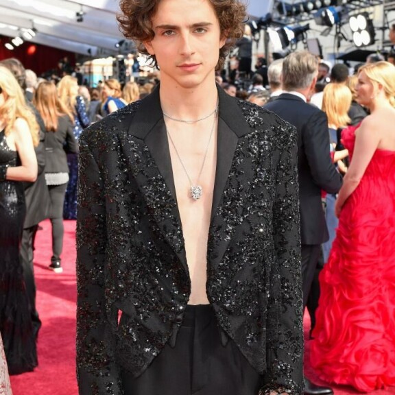 Dyyni-tähti Timothée Chalamet jätti paidan pois paljetein koristellun, kimaltelevan takin alta. Timothee Chalamet