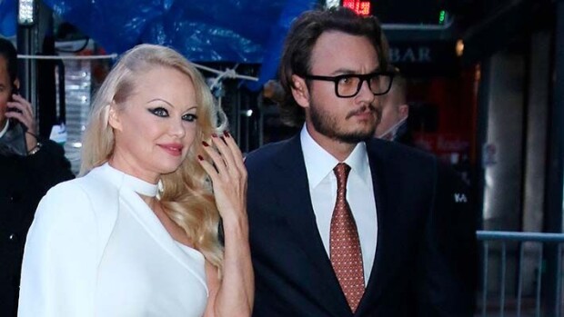 Paparazzit kuvasivat Pamela Andersonin partamiehen seurassa - paljastui omaksi pojaksi: tältä näyttää Brandon Lee pamela anderson, brandon lee