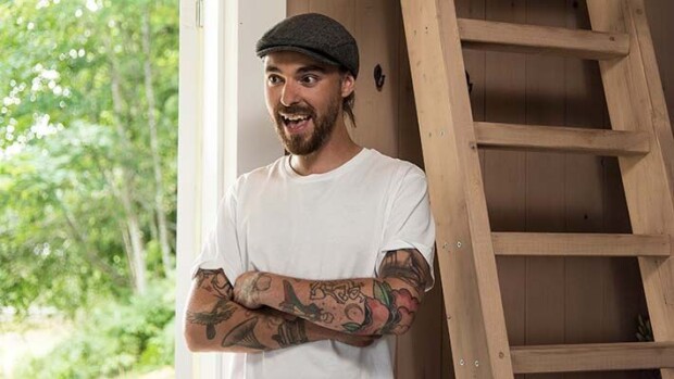 Leo Stillman ei halua mökilleen sähköä eikä juoksevaa vettä - Huvila & Huussi kunnostaa ränsistyneen röttelön: 'Siis vau!' Leo Stillman